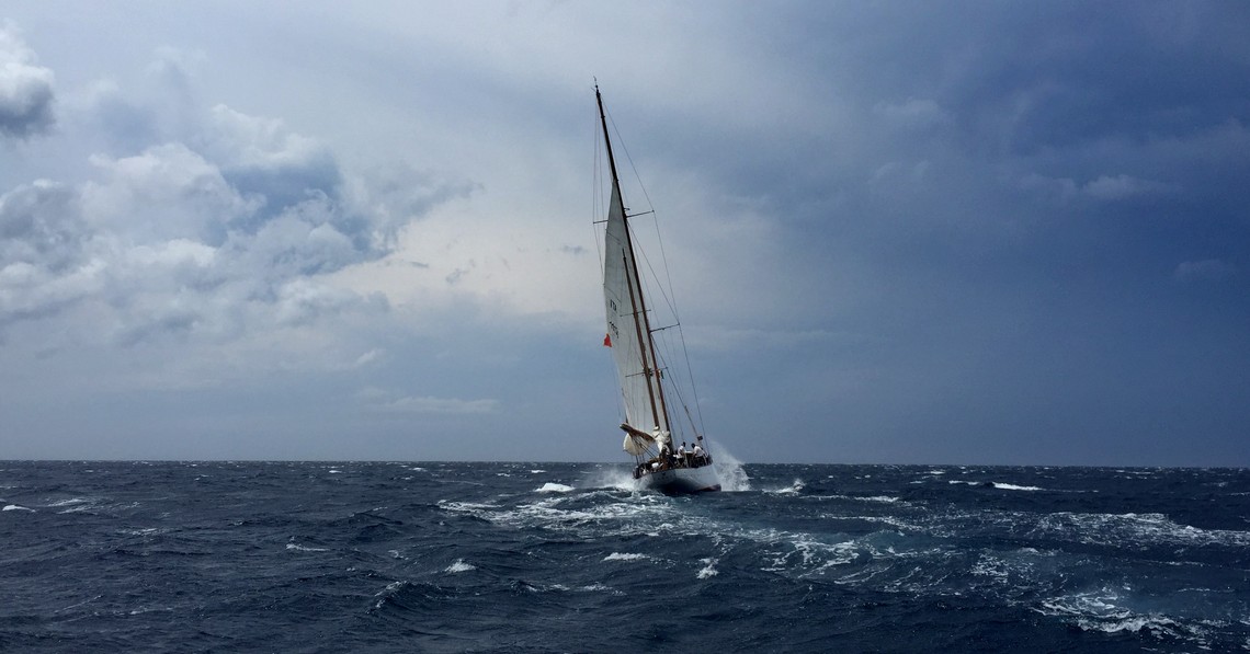 Un bateau à voile navigue sur la mer