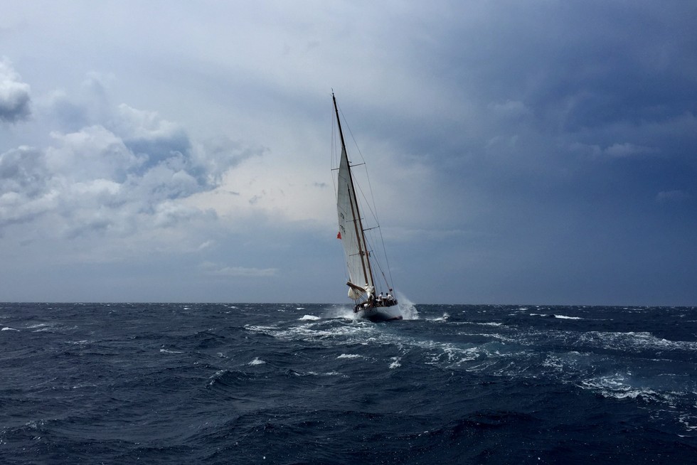 Un bateau à voile navigue sur la mer