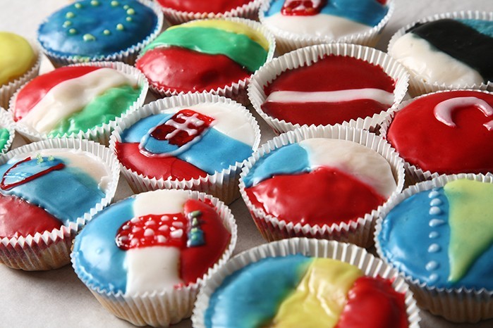 Verschiedene kleine Kuchen mit Länderflaggen