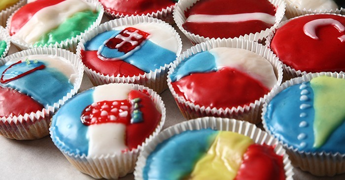 Verschiedene kleine Kuchen mit Länderflaggen