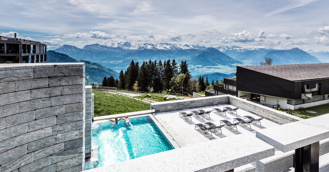 Der Spa des Hotels Rigi Kaltbad mit Ausblick auf die Alpen.