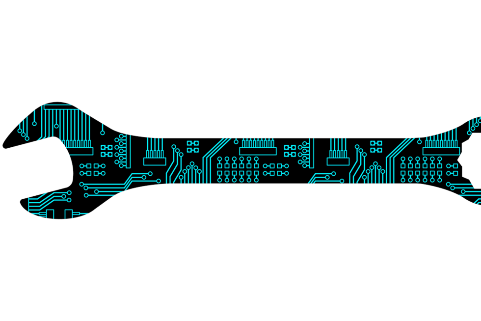 Schraubenschlüssel auf dem eine Hauptplatine abgebildet ist auf weissem Hintergrund