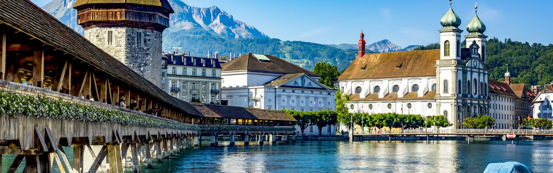 Foto der Kapellbrücke und dem Wasserturm an der Reuss in Luzern