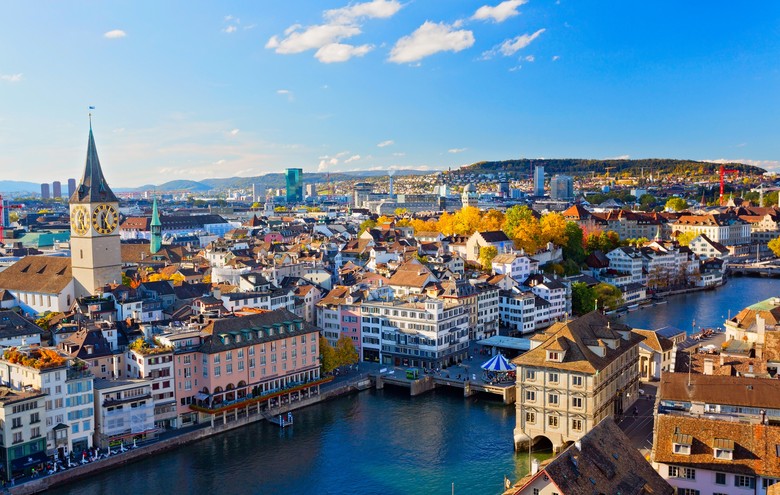 Foto der Stadthäuser an der Limmat in Zürich in der Region Zürich